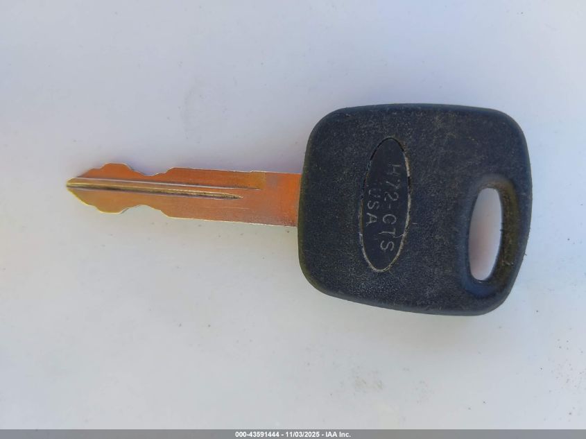 2003 Lincoln Town Car Signature VIN: 1LNHM82W33Y694322 Lot: 43591444