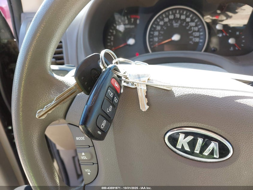 2011 Kia Sedona Lx VIN: KNDMG4C79B6388245 Lot: 43591971