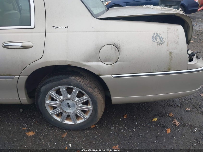 2008 Lincoln Town Car Signature L VIN: 2LNHM85W78X634112 Lot: 43592166