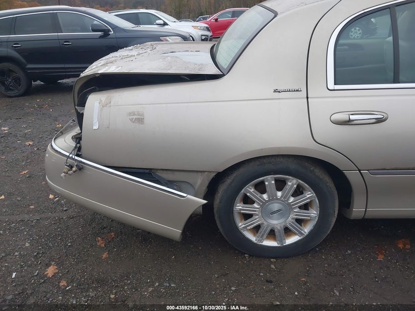 2008 Lincoln Town Car Signature L VIN: 2LNHM85W78X634112 Lot: 43592166