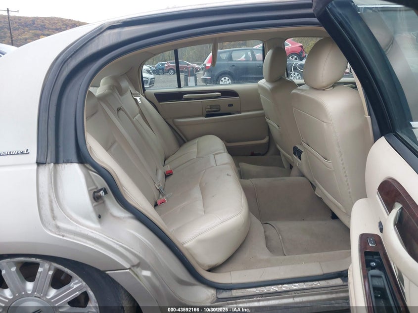 2008 Lincoln Town Car Signature L VIN: 2LNHM85W78X634112 Lot: 43592166