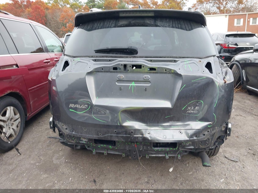 2018 TOYOTA RAV4 XLE - JTMRFREV0JJ211371