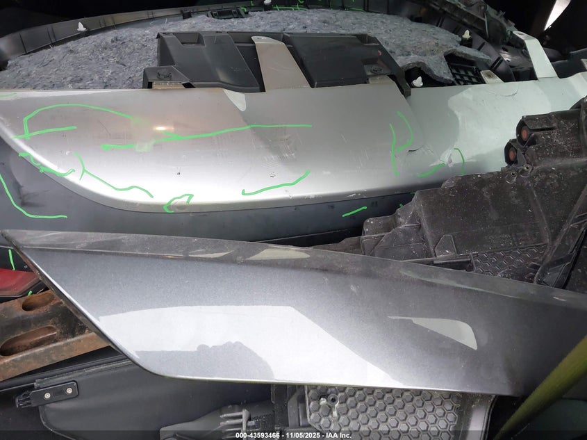 2018 TOYOTA RAV4 XLE - JTMRFREV0JJ211371