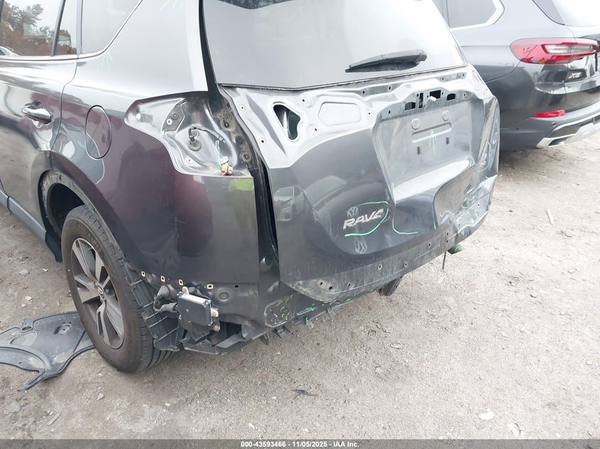 2018 TOYOTA RAV4 XLE - JTMRFREV0JJ211371