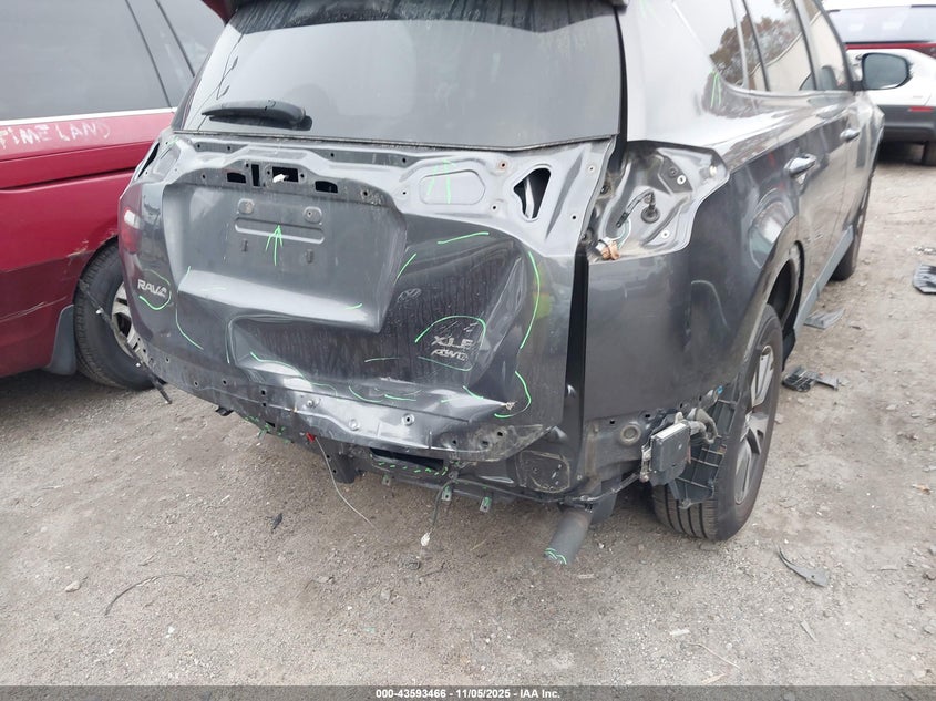 2018 TOYOTA RAV4 XLE - JTMRFREV0JJ211371