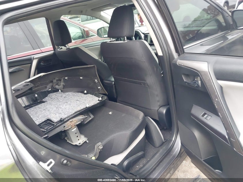 2018 TOYOTA RAV4 XLE - JTMRFREV0JJ211371