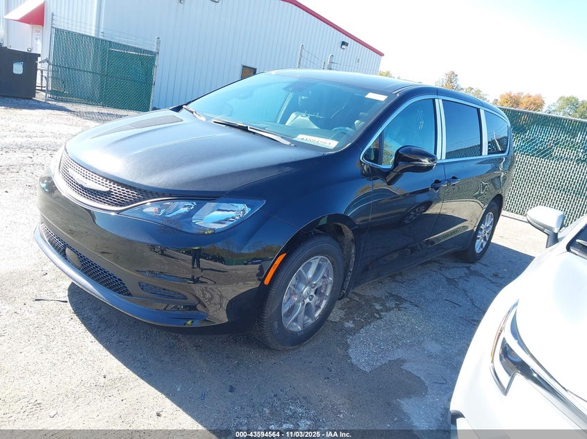 2C4RC1CG8TR192503 2026 CHRYSLER VOYAGER photo no. 2