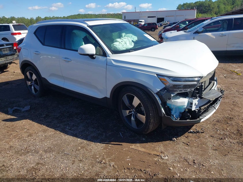 VOLVO XC40 T5 MOMENTUM