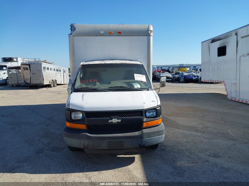 2004 Chevrolet Express Cutaway Base W/C7L/C7N VIN: 1GBJG31U541231872 Lot: 43594723