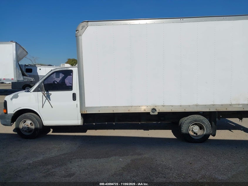 2004 Chevrolet Express Cutaway Base W/C7L/C7N VIN: 1GBJG31U541231872 Lot: 43594723