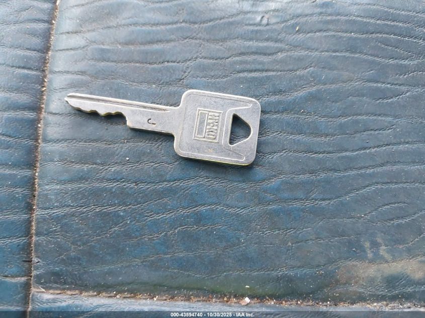 1988 Chevrolet Gmt-400 C2500 VIN: 1GCFC24KXJZ127408 Lot: 43594740