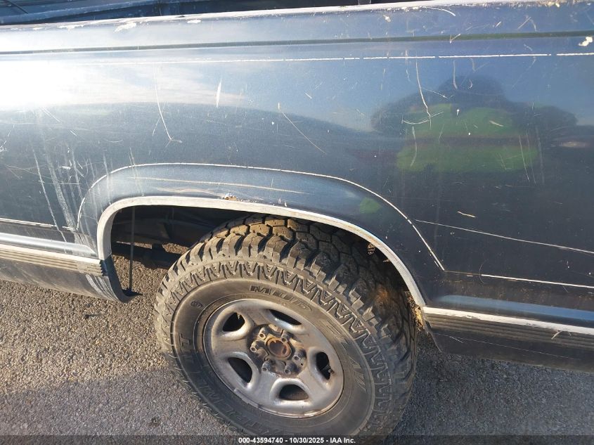 1988 Chevrolet Gmt-400 C2500 VIN: 1GCFC24KXJZ127408 Lot: 43594740