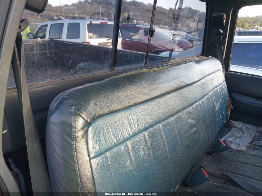 1988 Chevrolet Gmt-400 C2500 VIN: 1GCFC24KXJZ127408 Lot: 43594740