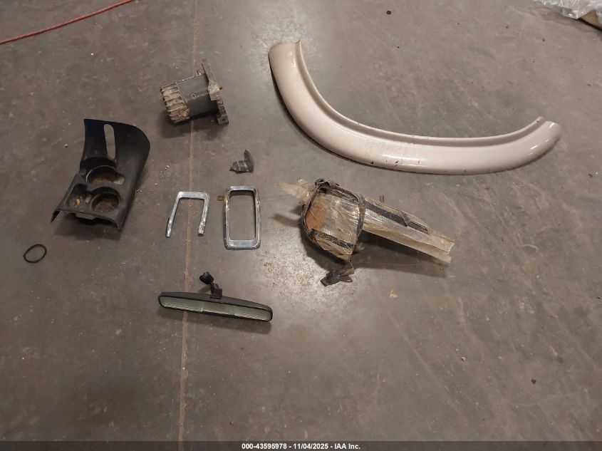 2000 Ford Explorer Eddie Bauer VIN: 1FMZU64P8YZA58382 Lot: 43595978