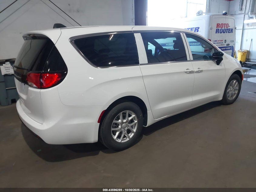 2C4RC1CG7TR185087 2026 CHRYSLER VOYAGER photo no. 4