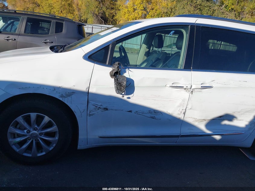 2018 Chrysler Pacifica Touring L VIN: 2C4RC1BG3JR193038 Lot: 43596811