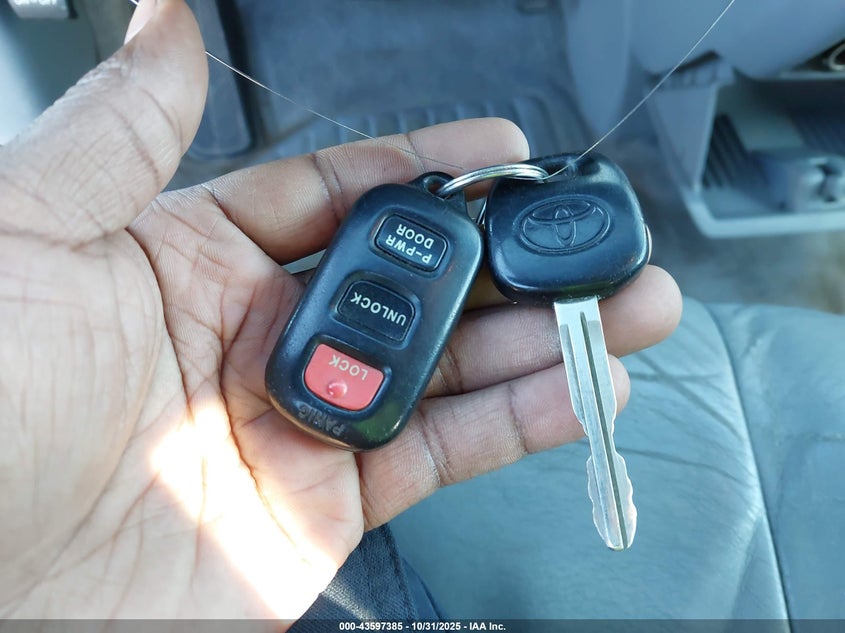 2002 Toyota Sienna Xle VIN: 4T3ZF13C72U490517 Lot: 43597385