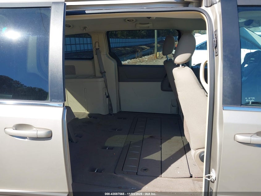 2009 Chrysler Town & Country Lx VIN: 2A8HR44E39R630421 Lot: 43597565