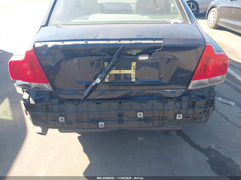 2004 Volvo S60 2.5T VIN: YV1RS59V842402267 Lot: 43598361