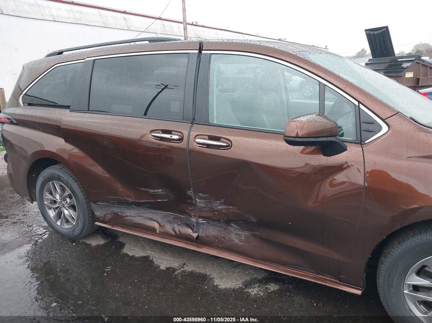 2021 TOYOTA SIENNA XLE 5TDJRKEC6MS020054