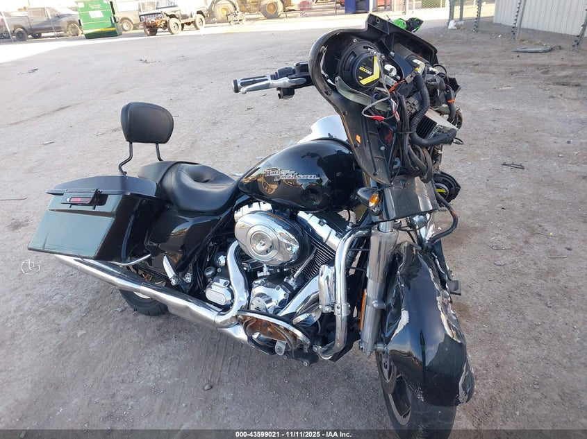 2011 HARLEY-DAVIDSON FLHX - 1HD1KBM15BB630244