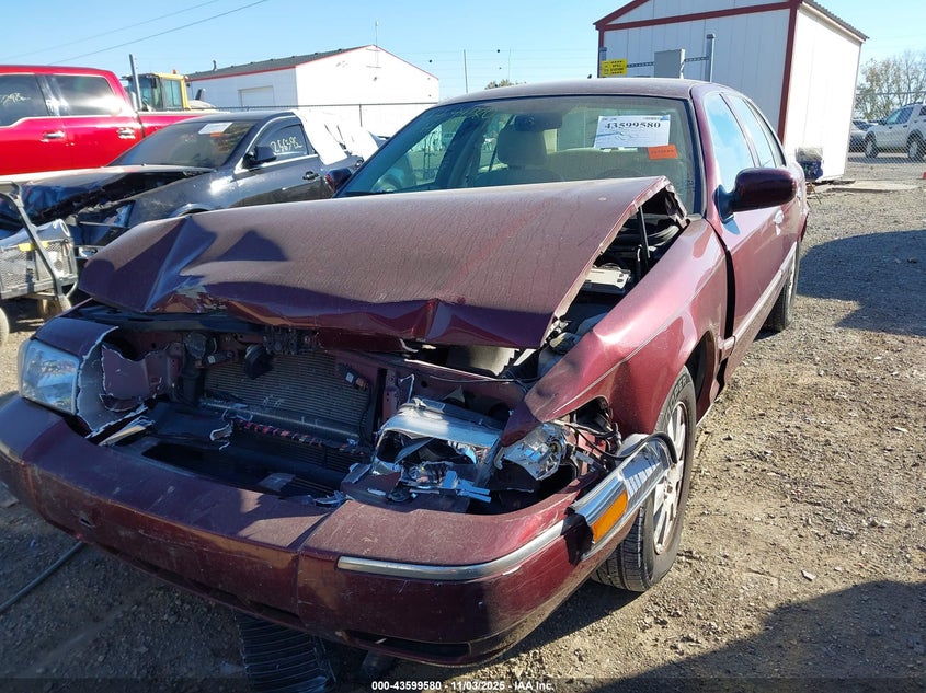 2MEHM75V77X631715 2007 MERCURY GRAND MARQUIS photo no. 2