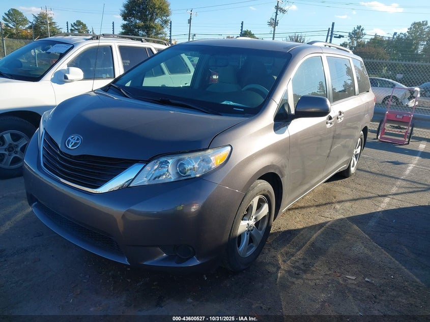 5TDKK3DC6CS250398 2012 TOYOTA SIENNA photo no. 2