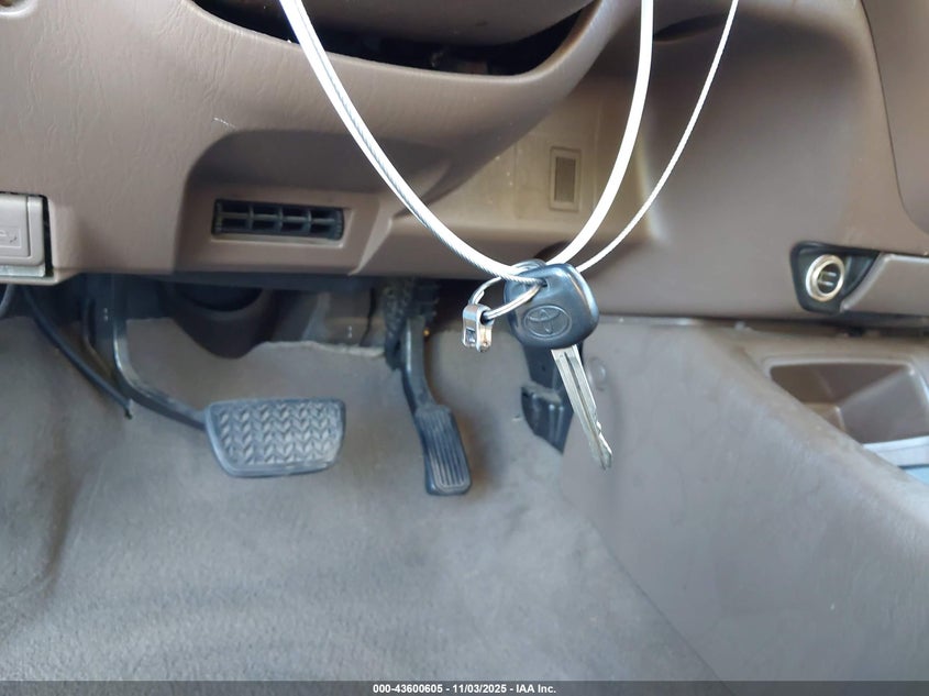 2004 Toyota Sequoia Sr5 V8 VIN: 5TDZT34AX4S226620 Lot: 43600605