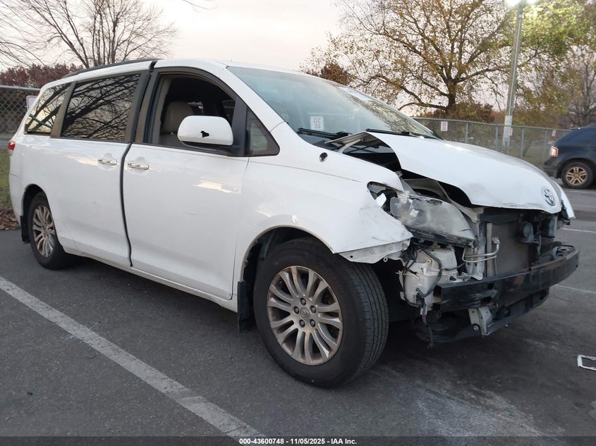 2013 TOYOTA SIENNA XLE V6 8 PASSENGER - 5TDYK3DCXDS317726
