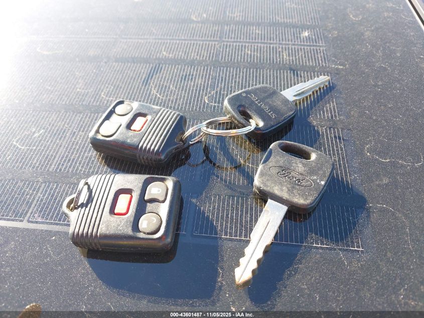 2000 Ford Expedition Xlt VIN: 1FMRU166XYLB19421 Lot: 43601487