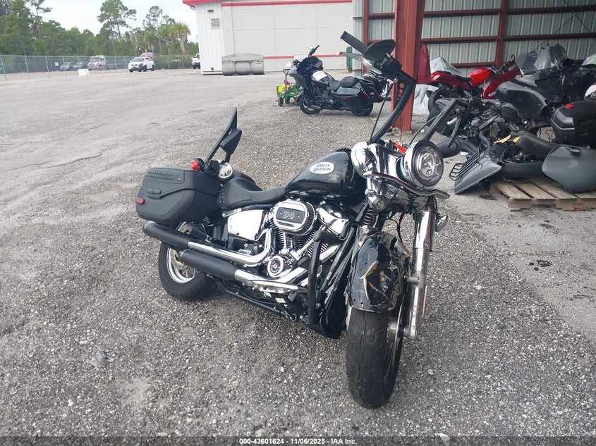 2023 HARLEY-DAVIDSON FLHCS - 1HD1YBK18PB075718