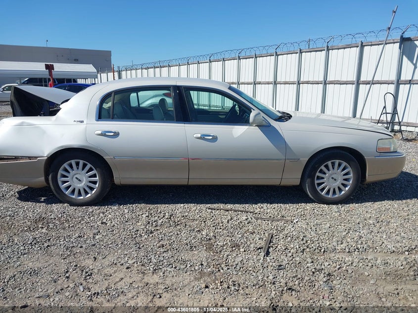 2005 Lincoln Town Car Signature Limited VIN: 1LNHM82W15Y636566 Lot: 43601805