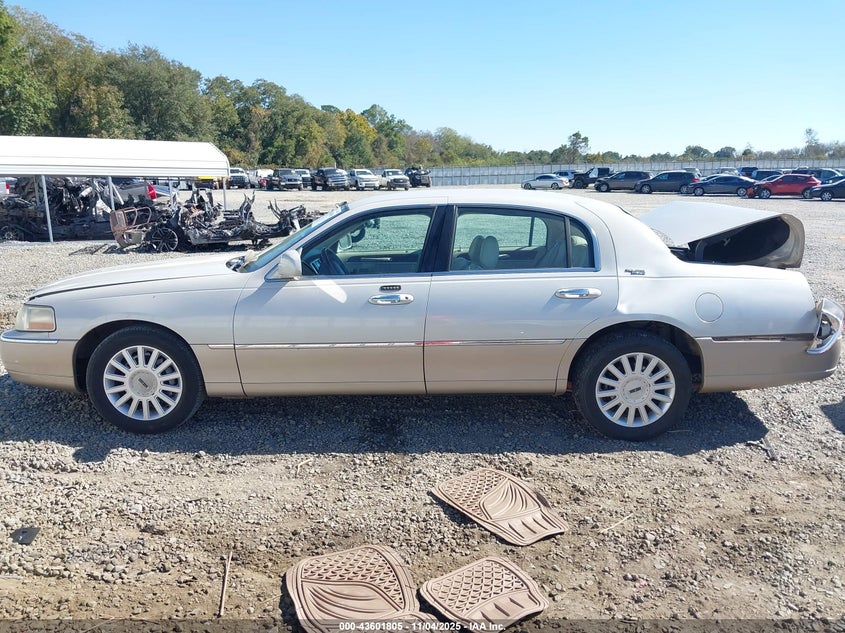 2005 Lincoln Town Car Signature Limited VIN: 1LNHM82W15Y636566 Lot: 43601805