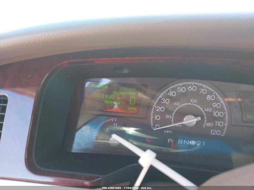 2005 Lincoln Town Car Signature Limited VIN: 1LNHM82W15Y636566 Lot: 43601805