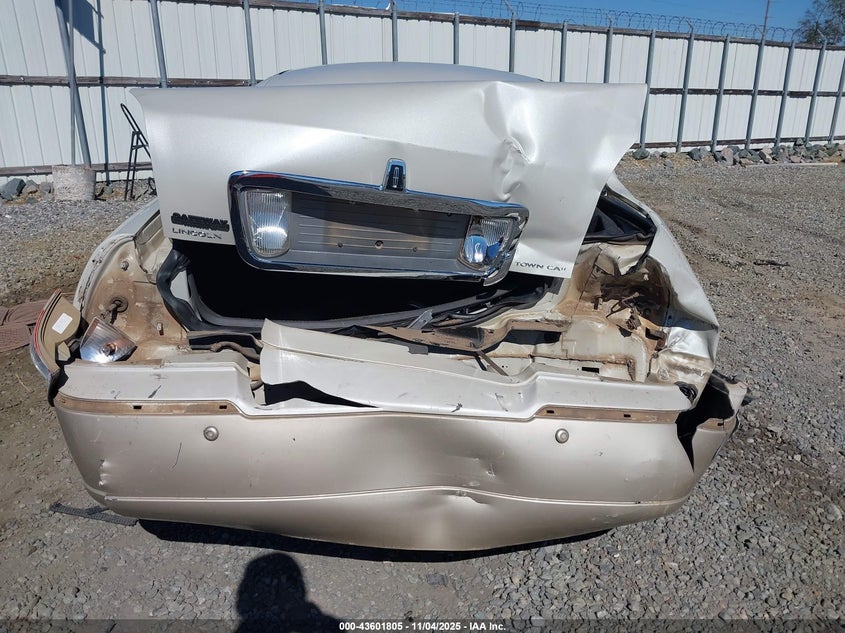 2005 Lincoln Town Car Signature Limited VIN: 1LNHM82W15Y636566 Lot: 43601805