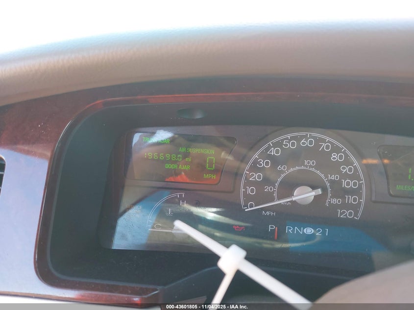 2005 Lincoln Town Car Signature Limited VIN: 1LNHM82W15Y636566 Lot: 43601805