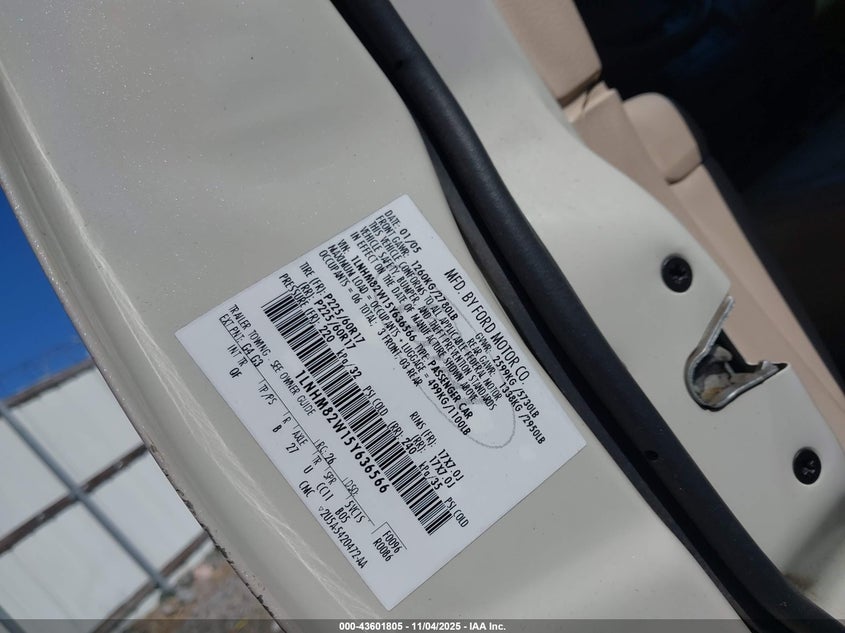 2005 Lincoln Town Car Signature Limited VIN: 1LNHM82W15Y636566 Lot: 43601805