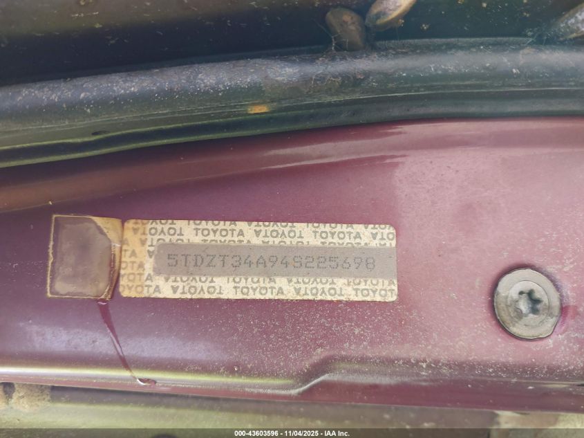 2004 Toyota Sequoia Sr5 V8 VIN: 5TDZT34A94S225698 Lot: 43603596