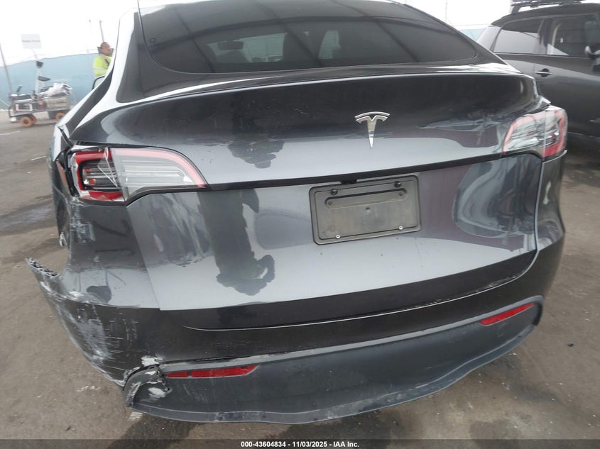 2024 Tesla Model Y Long Range Dual Motor All-Wheel Drive/Rwd VIN: 7SAYGDED1RF121204 Lot: 43604834