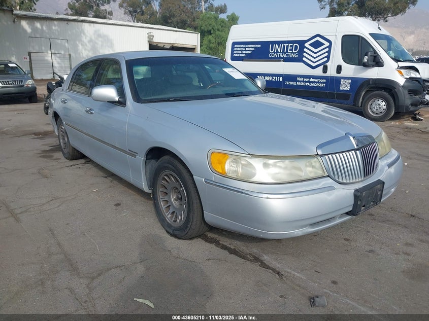 1LNHM83W82Y644271 2002 Lincoln Town Car Cartier auction photo 1