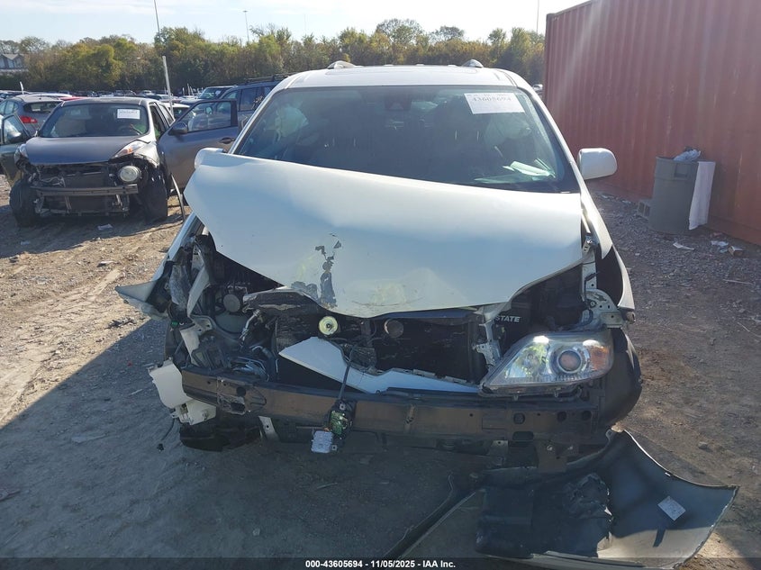 2018 TOYOTA SIENNA XLE PREMIUM 8 PASSENGER 5TDYZ3DC7JS923119