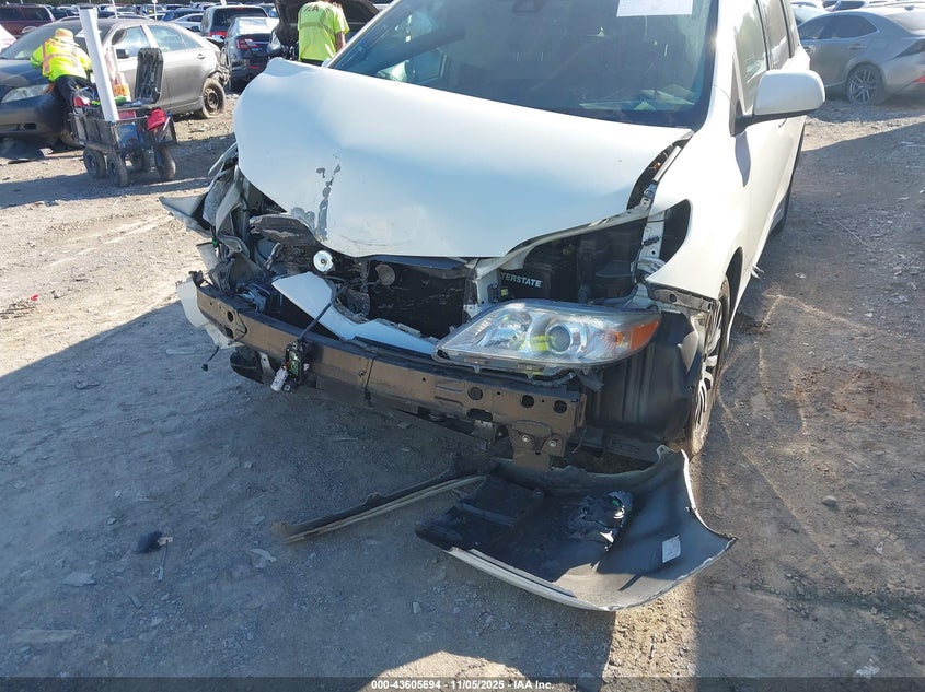 2018 TOYOTA SIENNA XLE PREMIUM 8 PASSENGER 5TDYZ3DC7JS923119