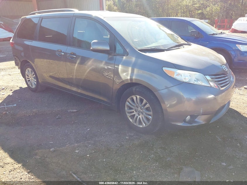 2015 TOYOTA SIENNA XLE 8 PASSENGER - 5TDYK3DC3FS614324