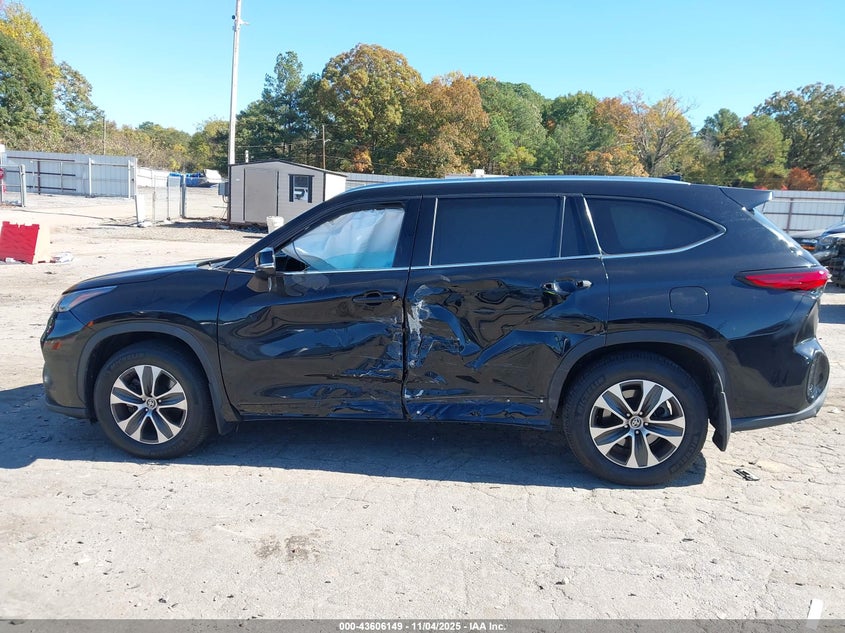 VIN 5TDGZRBHXMS069910 2021 TOYOTA HIGHLANDER XLE
