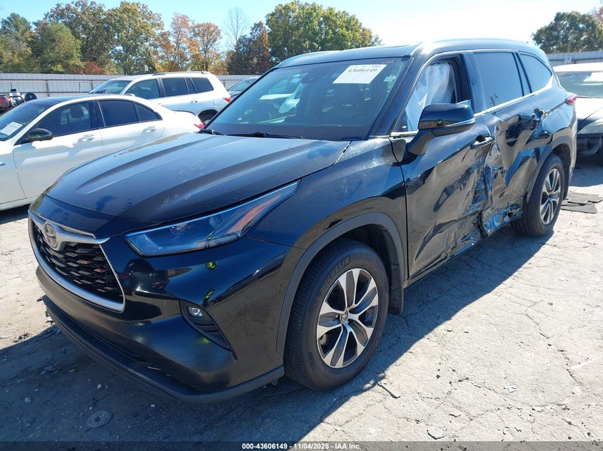 VIN 5TDGZRBHXMS069910 2021 TOYOTA HIGHLANDER XLE