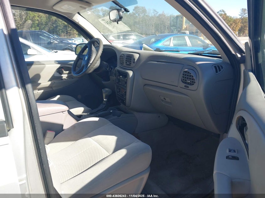 1GNDT13S682217782 2008 CHEVROLET TRAILBLAZER photo no. 5
