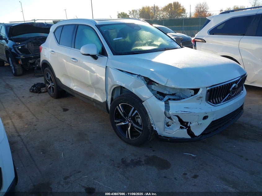 YV4L12UK0R2341561 2024 Volvo Xc40 B5 Core Bright Theme/B5 Core Dark Theme auction photo 1