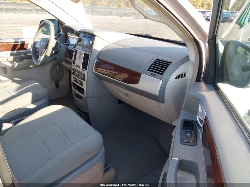 2A4RR5D18AR373639 2010 CHRYSLER TOWN & COUNTRY photo no. 5