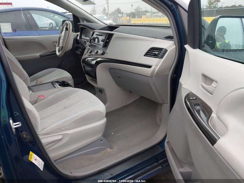 5TDKK3DC8CS266439 2012 TOYOTA SIENNA photo no. 5