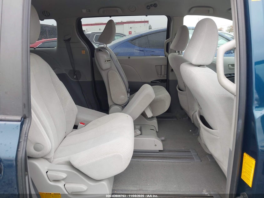 5TDKK3DC8CS266439 2012 TOYOTA SIENNA photo no. 8